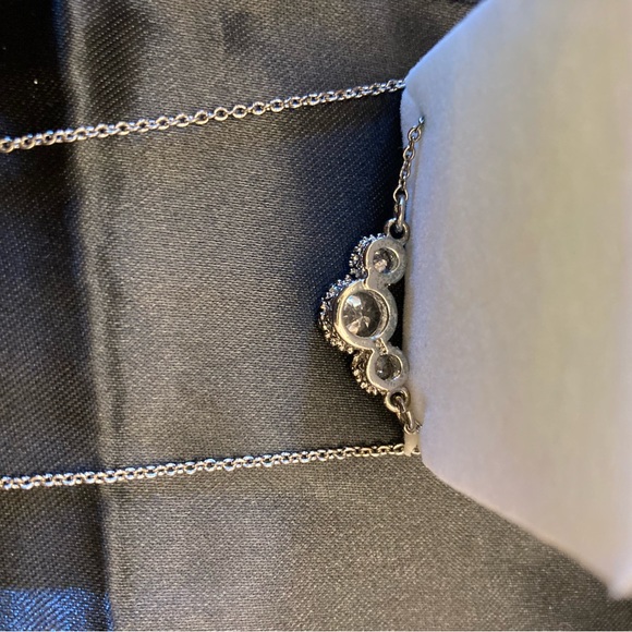 Retro 1990s Avon three stone pendant necklace in Silvertone - Picture 5 of 7